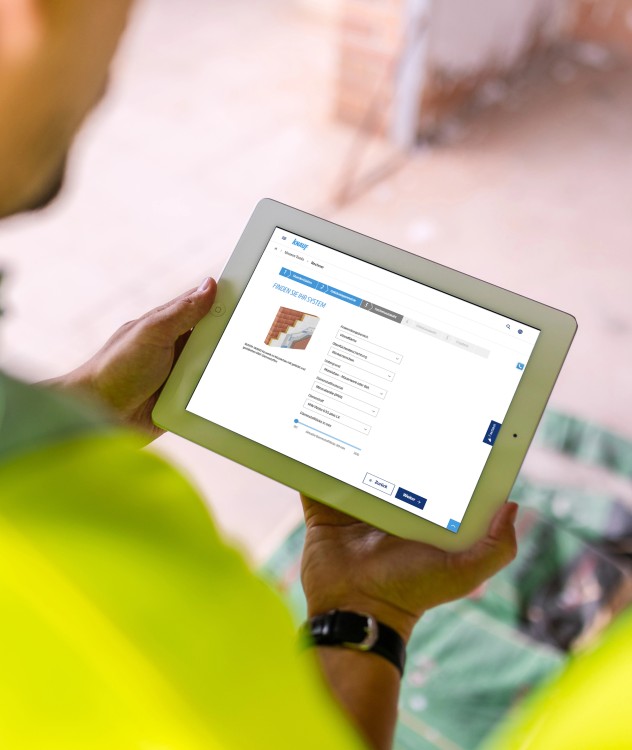 Bauarbeiter mit Tablet und Dübelrechner Anwendung